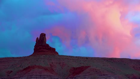 Erstaunlicher-Zeitraffer-Von-Wolken,-Die-Sich-über-Einen-Berggipfel-In-Der-Nähe-Des-Monument-Valley-Bewegen-2