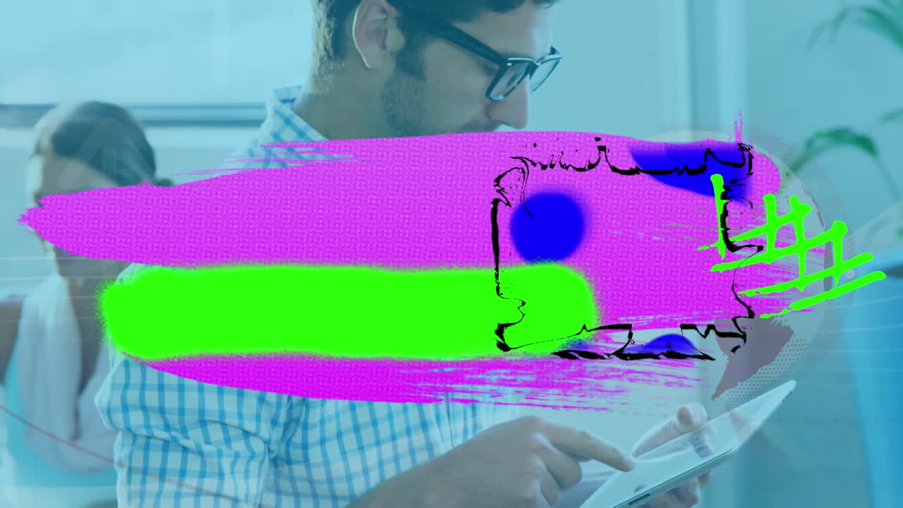 animación del globo y garabatos sobre el hombre de negocios usando la tableta