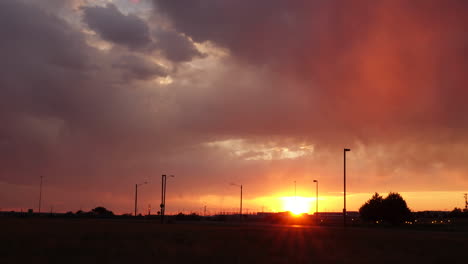 Zeitrafferaufnahme-Dramatischer-Gewitterwolken-Bei-Sonnenuntergang-Mit-Verkehr