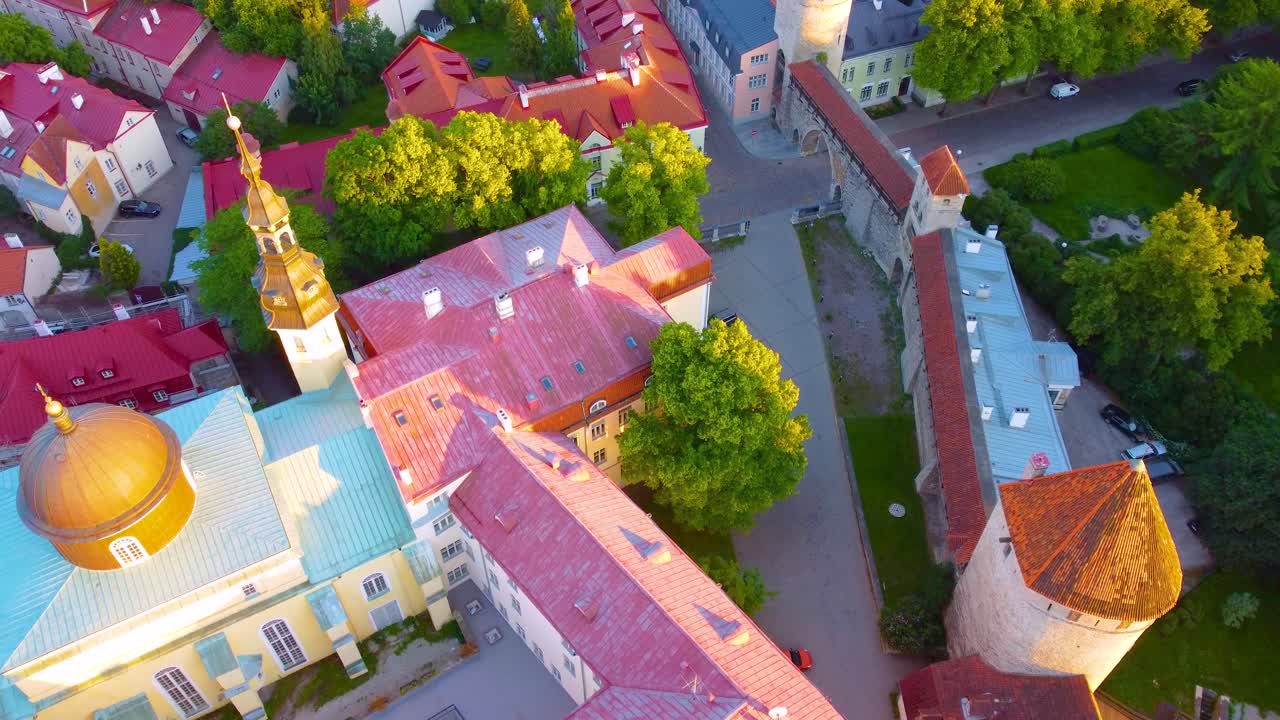 brillante y colorida vista aérea de los techos de la ciudad vieja de tallin, destacando la vibrante arquitectura y el encanto de la capital de estonia