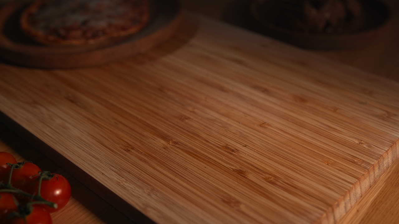 пицца на деревянной тарелке