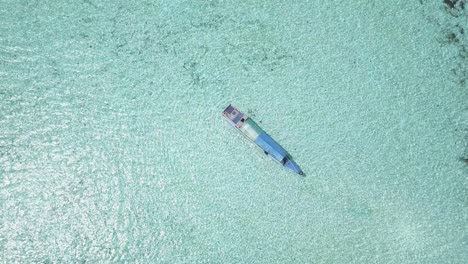 Video-De-Vista-De-Pájaro-De-Drones-Aéreos-De-Un-Barco-Tradicional-En-Medio-De-Aguas-Turquesas-Y-Limpias