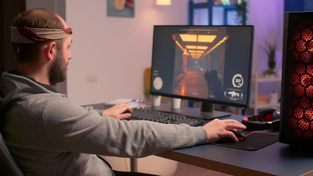 hombre caucásico jugando videojuegos en línea para el campeonato virtual