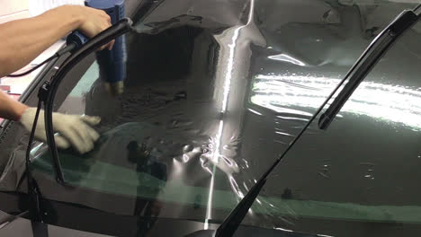 installs a tint film for the car glass