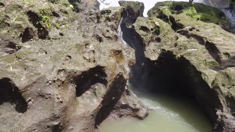 Nahaufnahme-Aus-Der-Luft:-Wasserfallbach,-Der-Seinen-Fluss-Durch-Steine-Einer-Felsigen-Schlucht-In-Einem-Tropischen-Dschungel-Auf-Bali-Indonesien-Zwingt