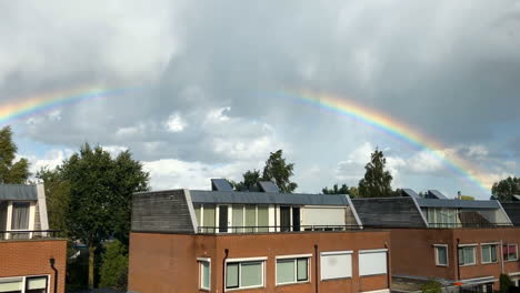 Regenbogen-Am-Himmel-über-Den-Häusern