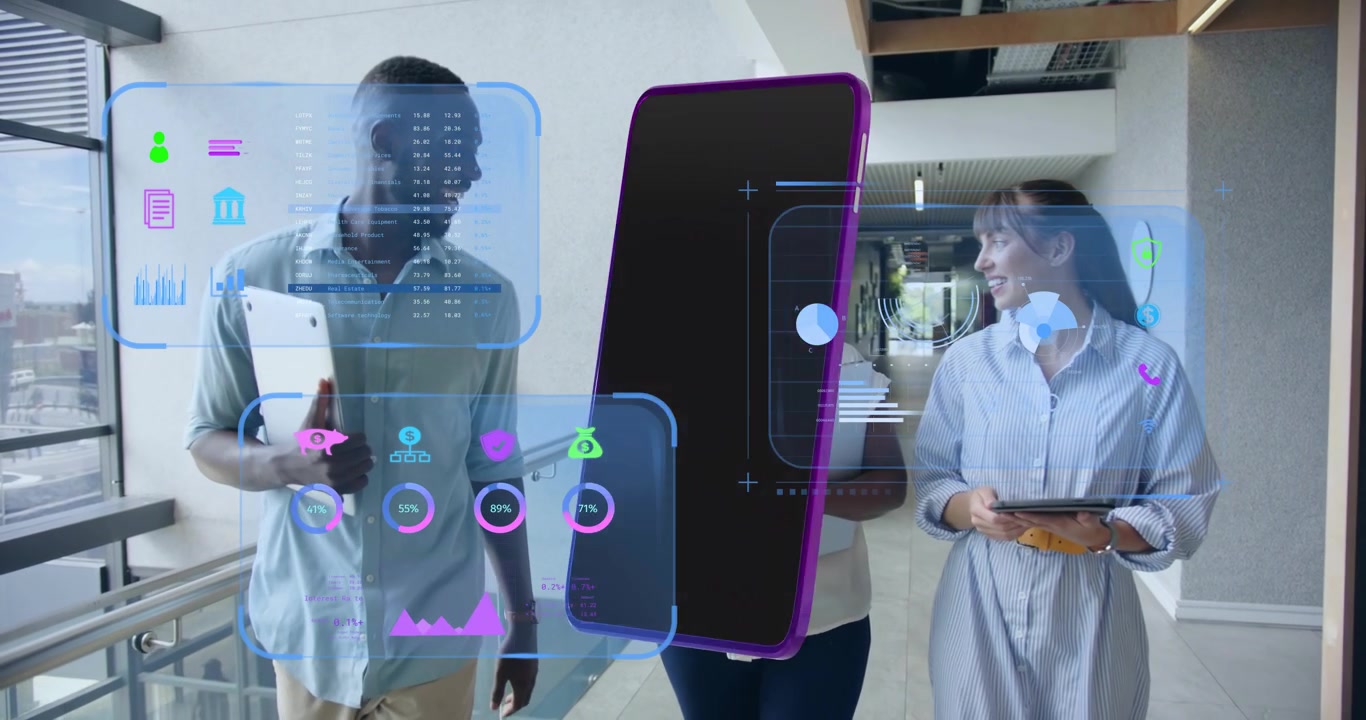 Colleghi che esplorano il design di uno smartphone con il collega sulla destra che inclina un tablet attivando una sovrapposizione