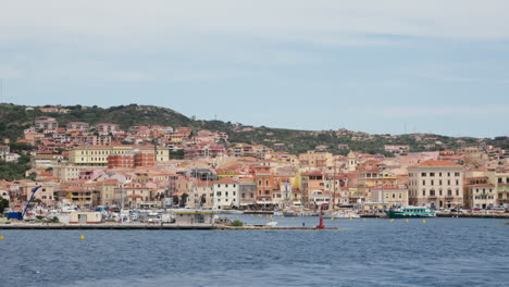 Malerische-Aussicht-Auf-Die-Küstenstadt-Und-Den-Yachthafen-Von-La-Maddalena