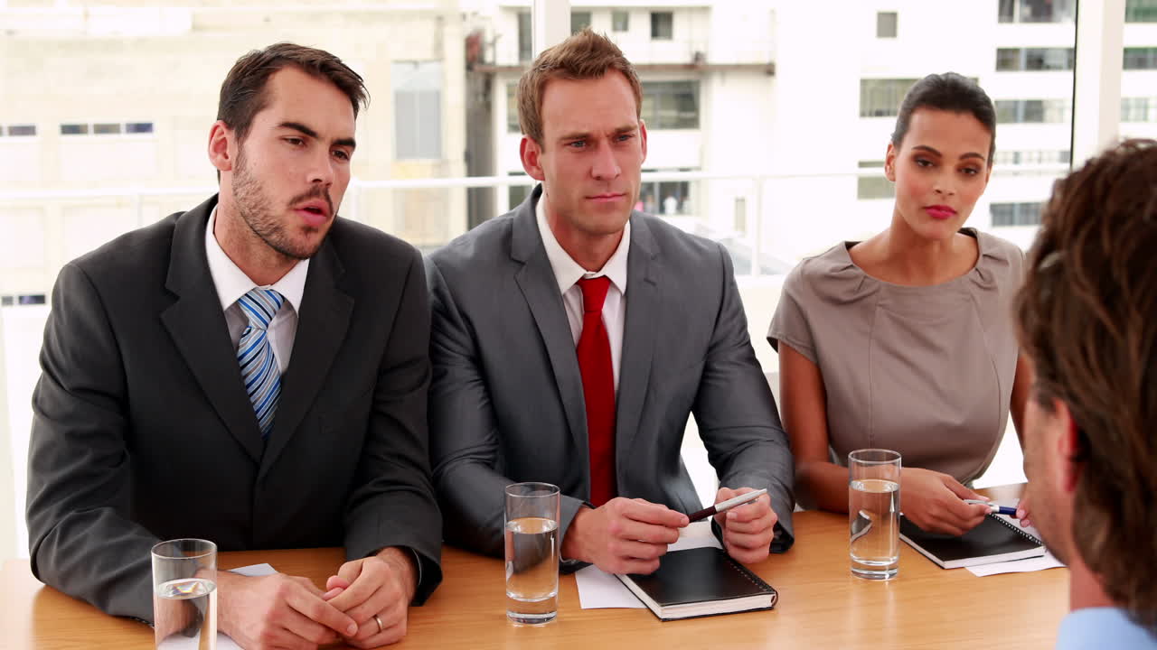 면접 위원회 가 신청자 를 듣고 있다