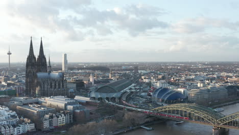 Panoramaaufnahmen-Aus-Der-Luft-Der-Stark-Befahrenen-Bahnstrecke-Am-Hauptbahnhof-Neben-Dem-Kölner-Dom.-Köln,-Deutschland