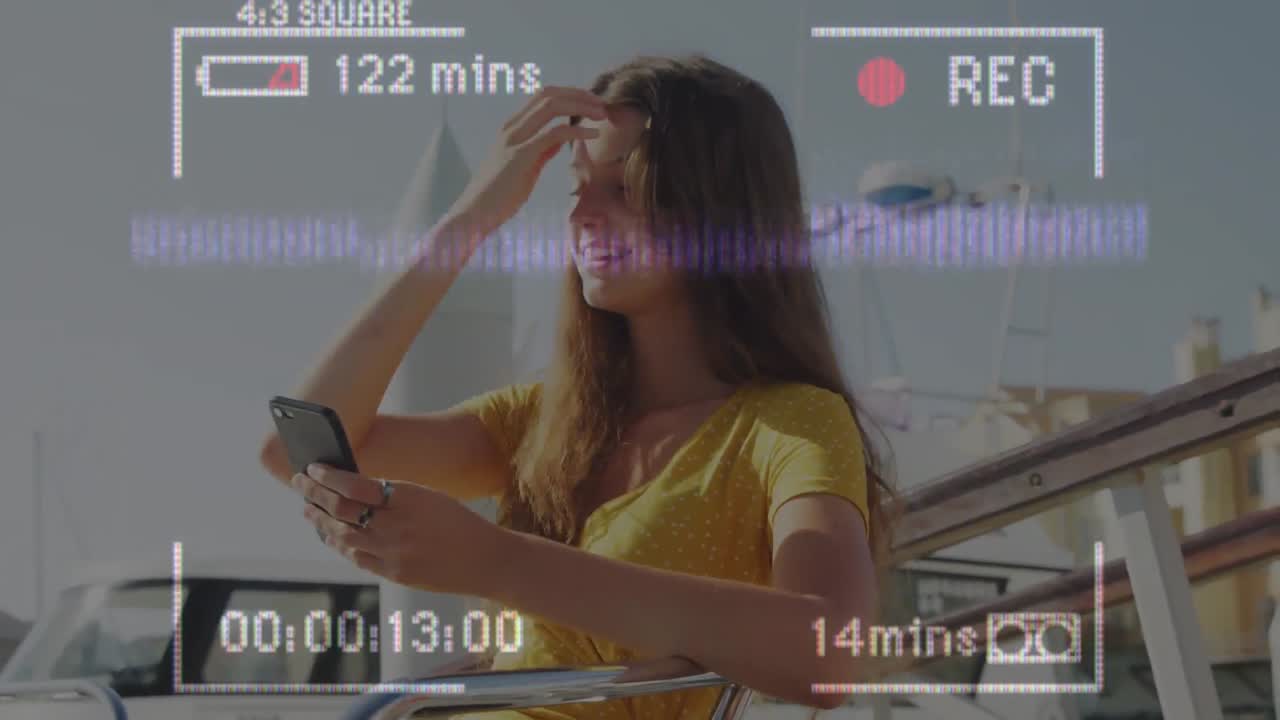 animación de la interfaz de grabación de video, con una chica feliz en un barco al sol usando un teléfono inteligente