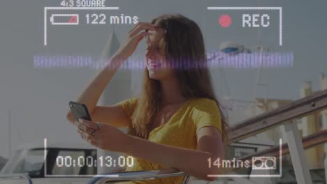 Animation-Der-Videoaufzeichnungsschnittstelle,-Mit-Einem-Glücklichen-Mädchen-Auf-Einem-Boot-In-Der-Sonne,-Das-Ein-Smartphone-Nutzt