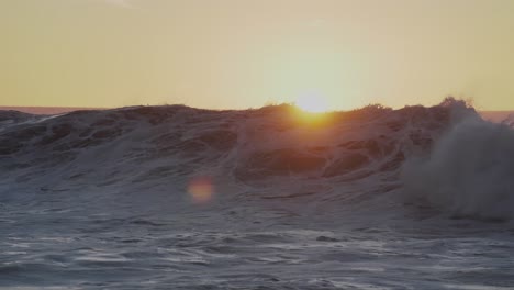 Hermosas-Olas-Del-Océano-En-Cámara-Lenta-Chocando-Y-Rompiendo-En-La-Orilla-Del-Mar-En-Hawaii