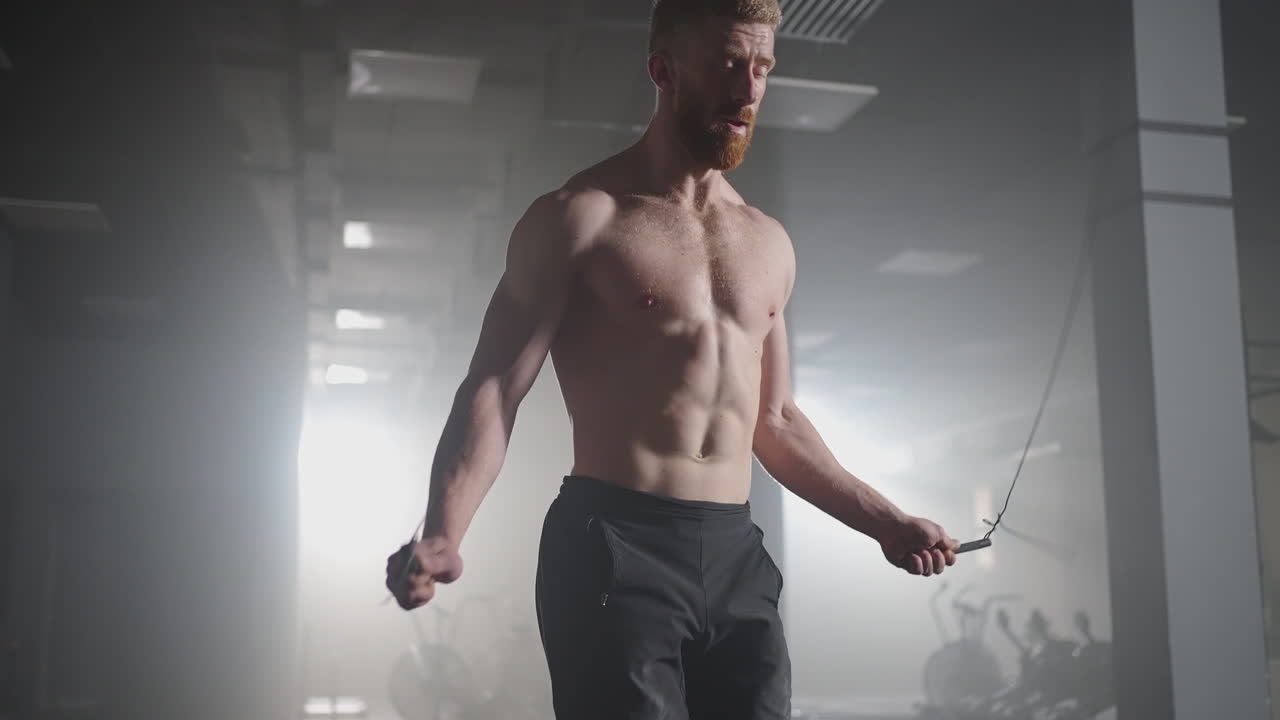 느린 동작: 남자 운동 선수가 로프를 뛰어넘는 것.