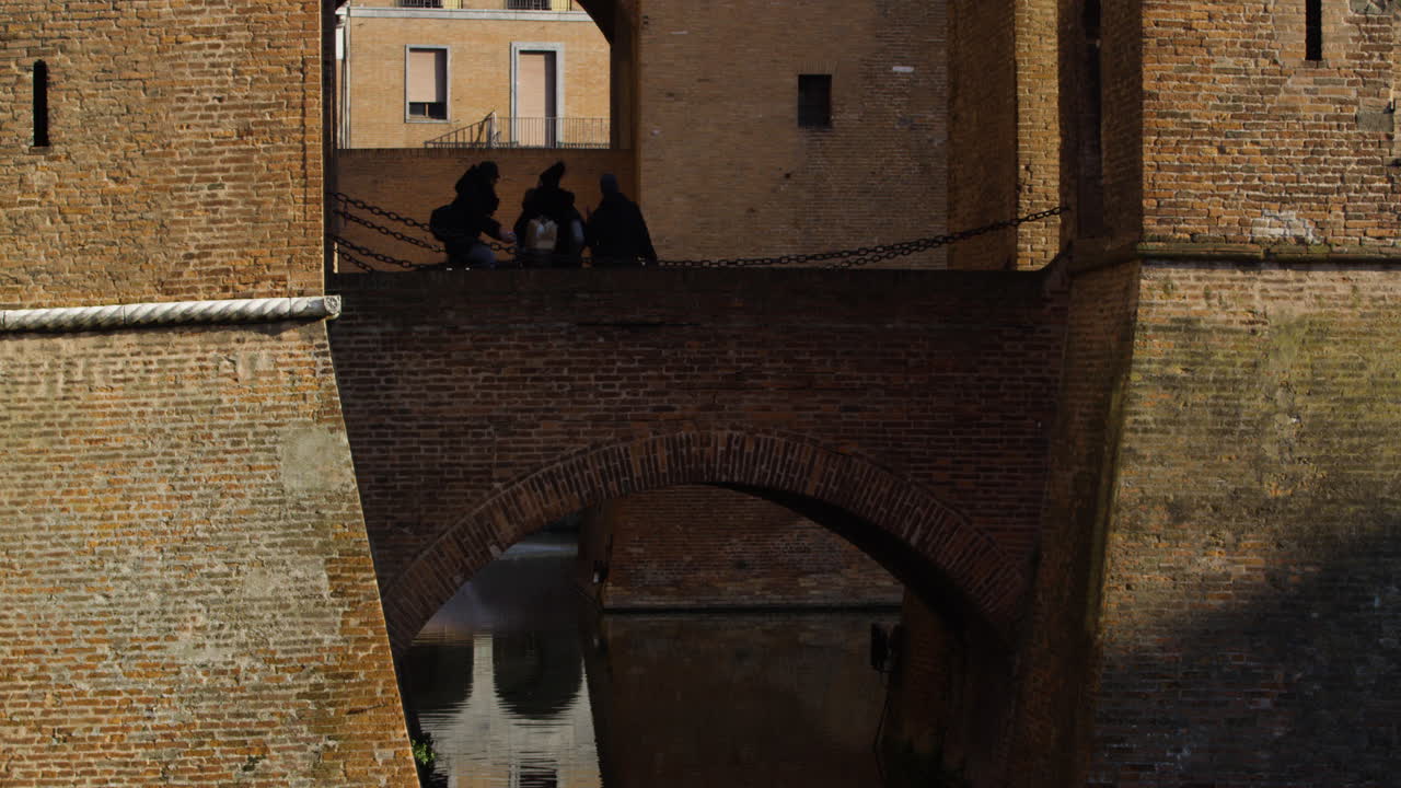 Ponte del Castello Estense, Ferrara, Italia, Sito Patrimonio dell'Umanità UNESCO, panoramica verso il basso.
