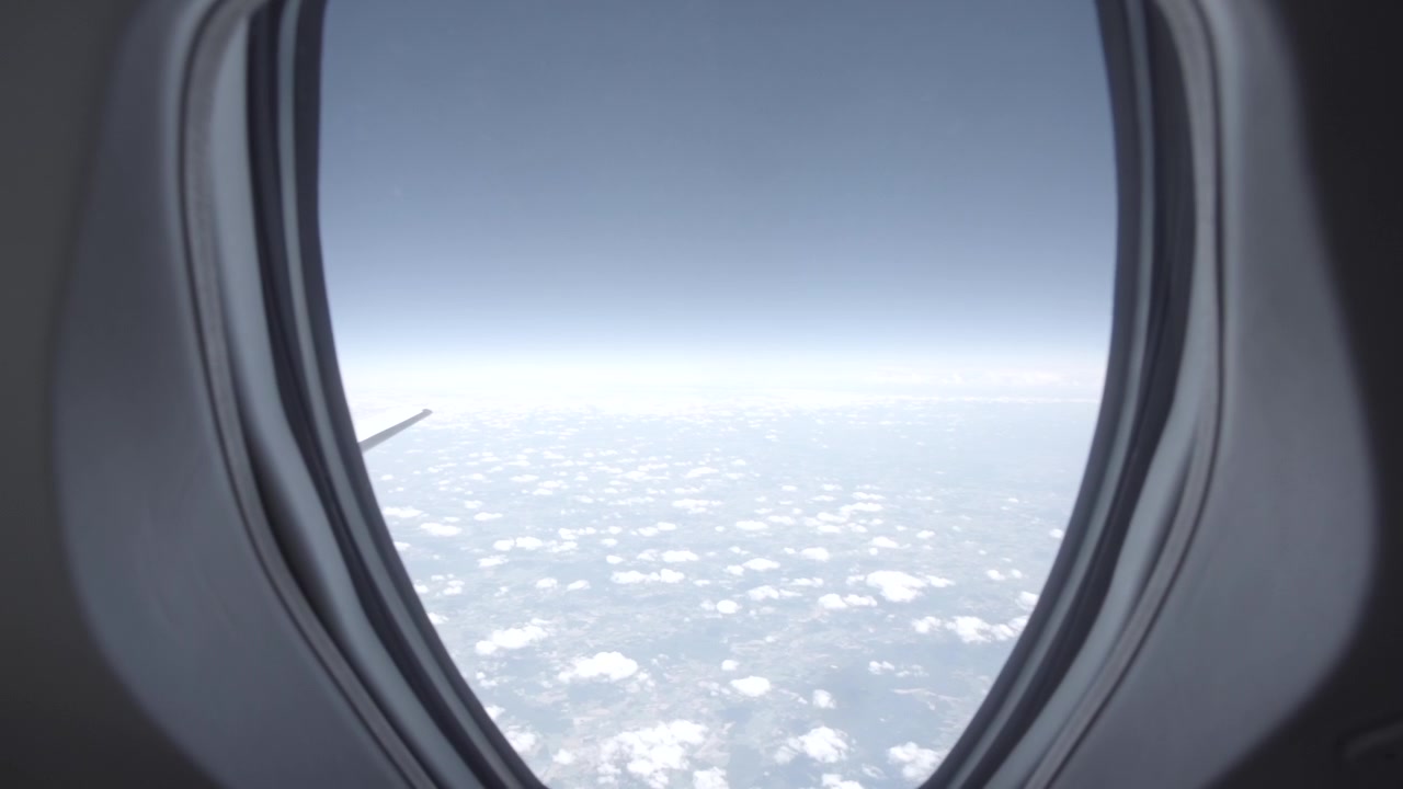 Slowmotion-optagelse, der filmer vingen på et privat jetfly på himlen med en blå himmel og skyer i baggrunden LOG.