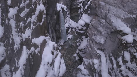 La-Antena-De-Carámbano-Se-Eleva-Desde-Un-Cañón-De-Roca-Empinado-Y-Profundo-En-Invierno