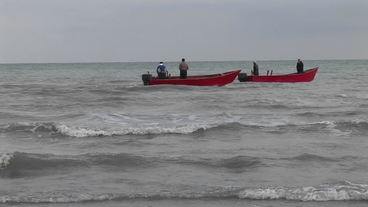 이란 연안에서 모터보트를 탄 어부들