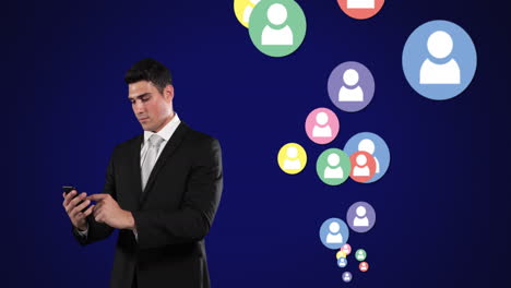 joven hombre caucásico usando teléfono con iconos de perfil desove