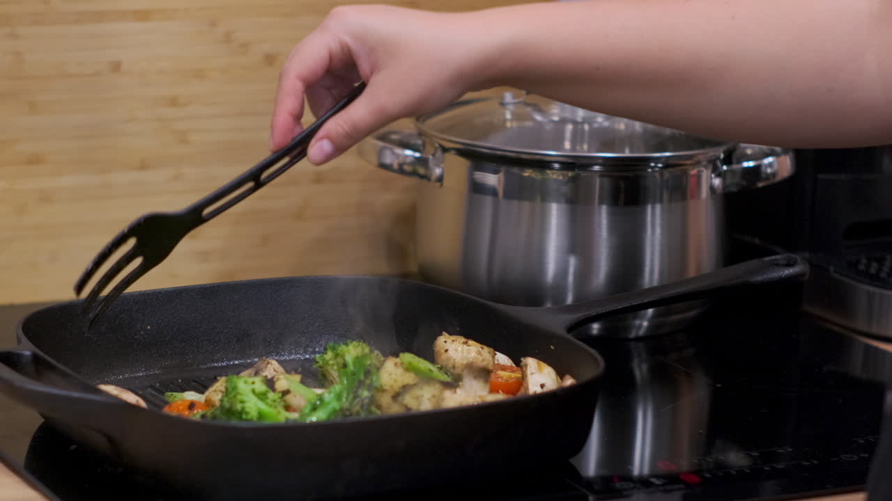 cocción de pollo salteado