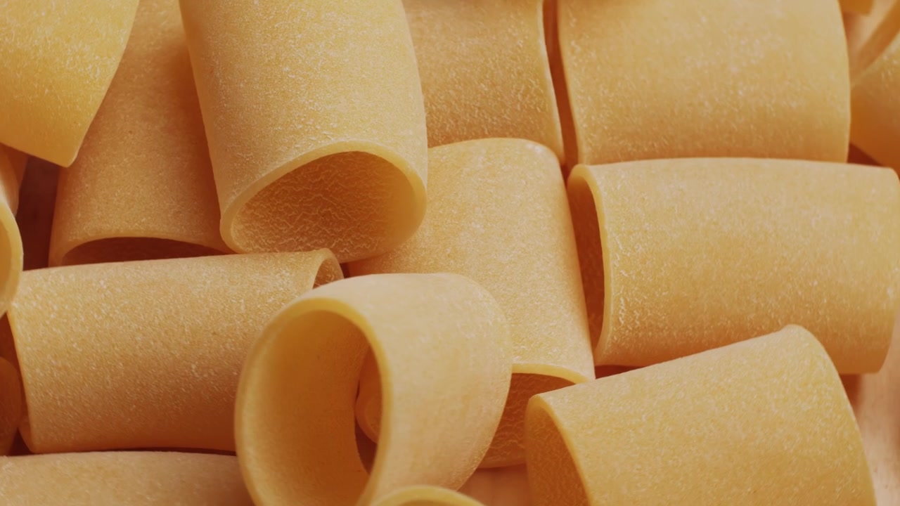 Primo piano di paccheri crudi