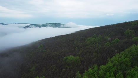 Vista-Aérea-De-Banska-Bystrica-En-Eslovaquia-Viaje-Cautivador-Sobre-La-Ciudad-Y-Sus-Alrededores,-Mostrando-La-Atmósfera-De-Ensueño,-Casi-Mística,-Que-Emerge-De-La-Niebla