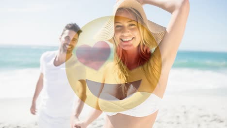 feliz pareja sonriente cogida de las manos en la playa con sonriente para el día de san valentín