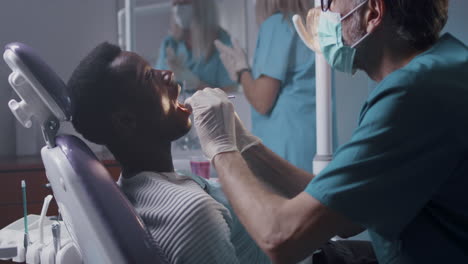 dentista que examina al paciente