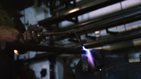 soldador que utiliza una antorcha de soldadura