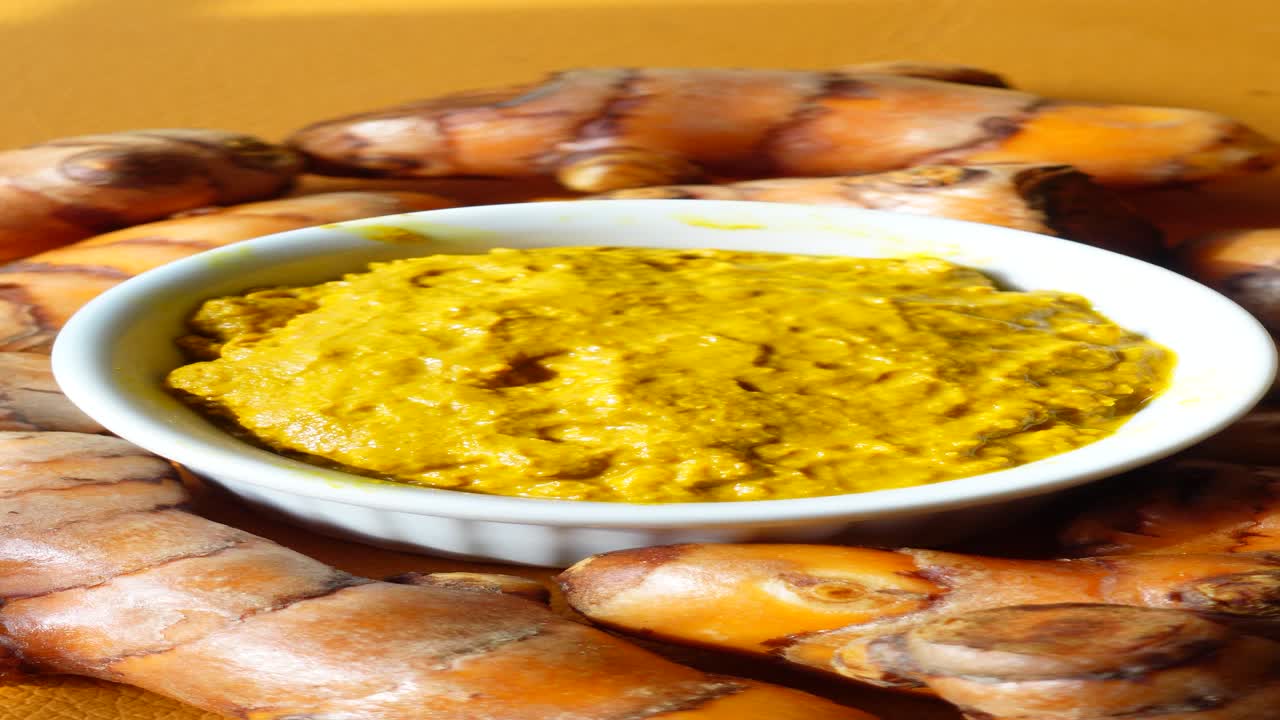 pasta de cúrcuma con raíces frescas de cúrcuna