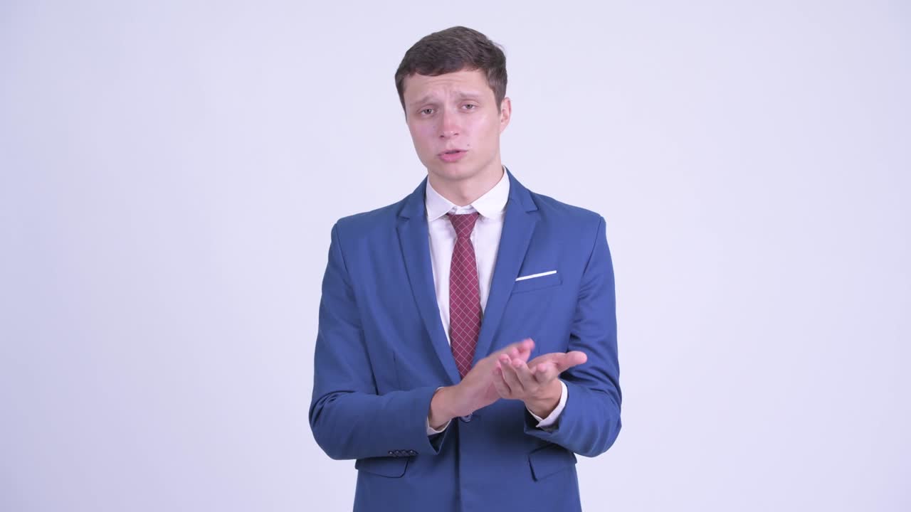 슈트 입은 잘생긴 젊은 사업가