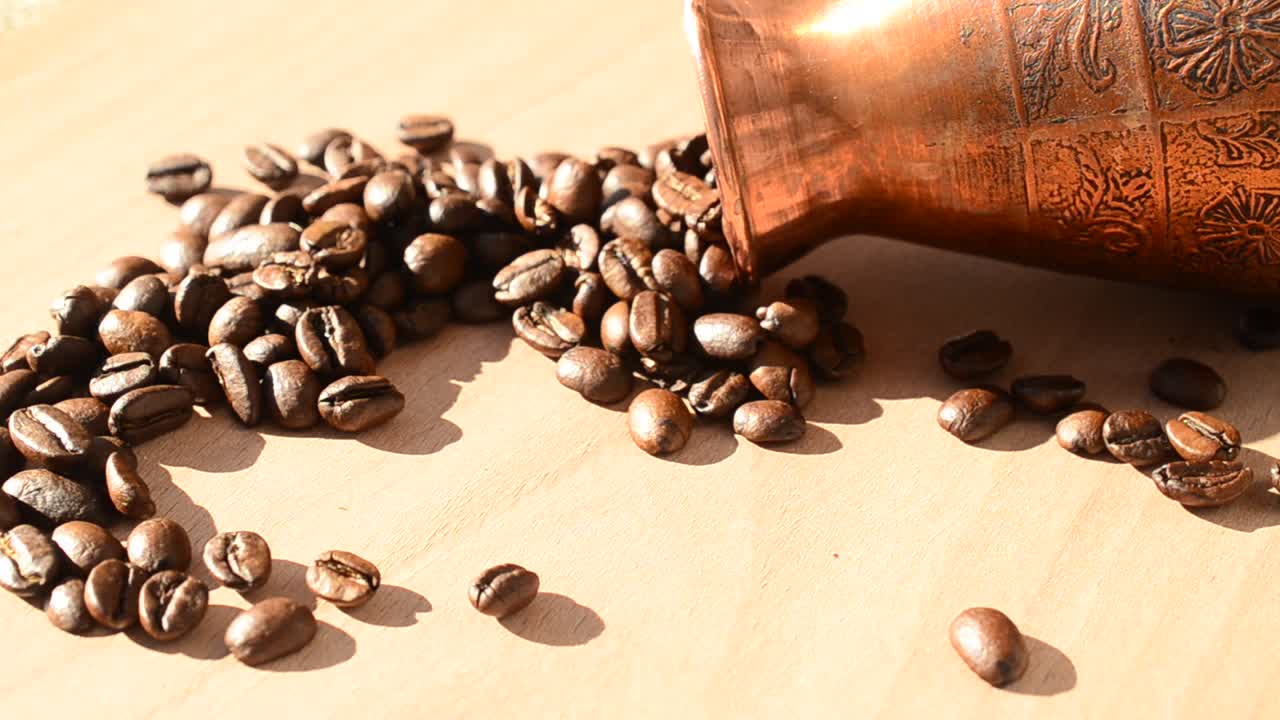 Kaffebønner på et bræt. Kaffestilleben.