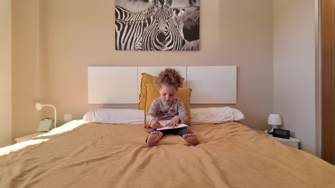 un niño sentado en una cama