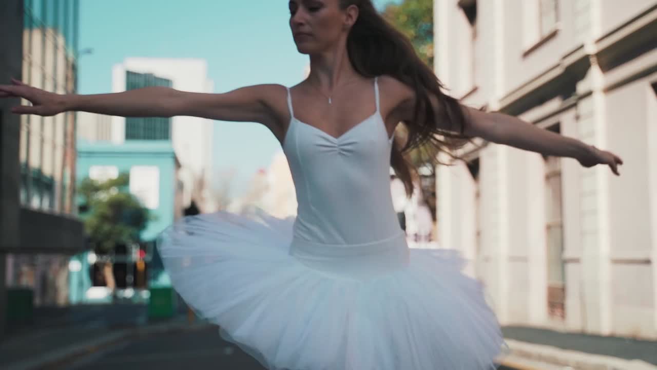 Montaggio dinamico di persone che ballano in ambienti urbani e in studio