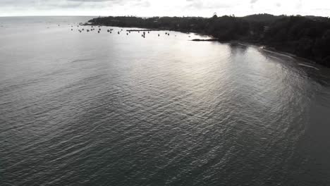 Vista-Aérea-De-Aguas-Tranquilas-Y-Barcos-De-Pesca-De-La-Bahía-De-Weligama-En-Sri-Lanka