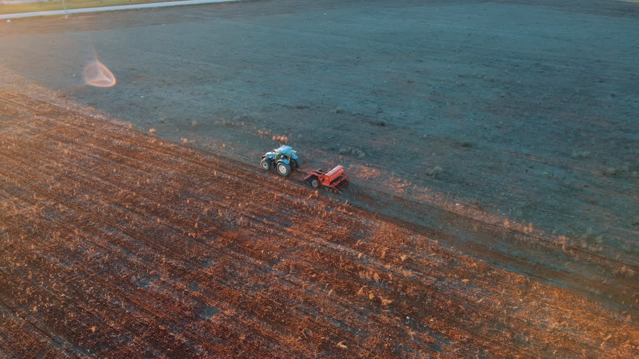 vista aérea de un tractor plantando cultivos en un campo