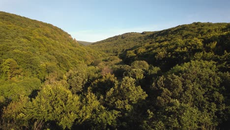 Betrachten-Sie-An-Einem-Sonnigen-Sommertag-Die-Wunderschönen-Berge-Aus-Der-Höhe