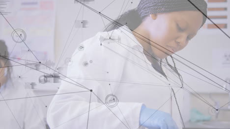 red de conexiones y procesamiento de datos contra dos científicas que trabajan en el laboratorio