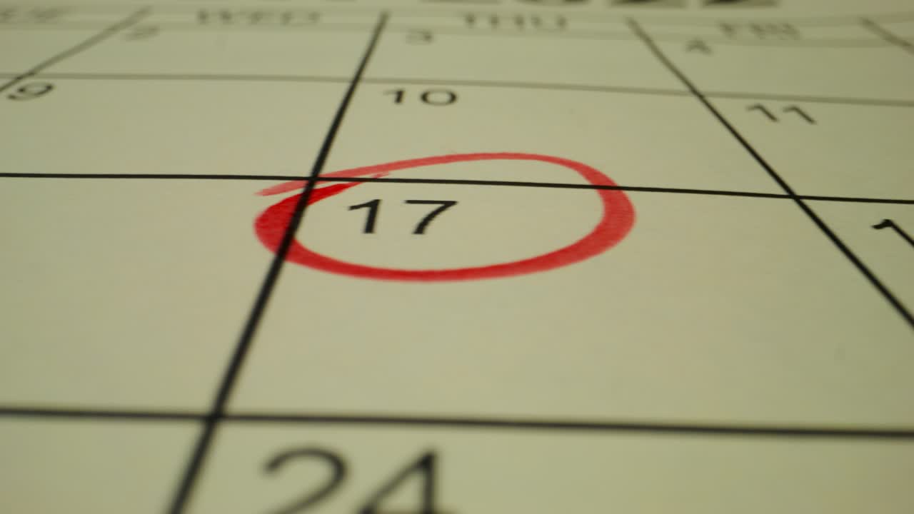 marcando una fecha en un calendario