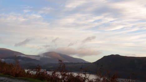 Nubes-Que-Fluyen-Sobre-Las-Montañas-En-Tiempo-Real-En-El-Parque-Nacional-Del-Distrito-De-Los-Lagos-Cumbria-Reino-Unido