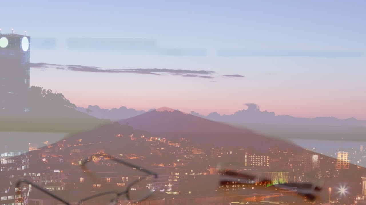 밤에 도시 풍경의 공중 전망에 맞서 손을 흔드는 사업가와 사업가의 중간 섹션