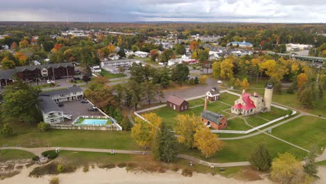 Small-cozy-township-of-Mackinaw,-aerial-orbit-view