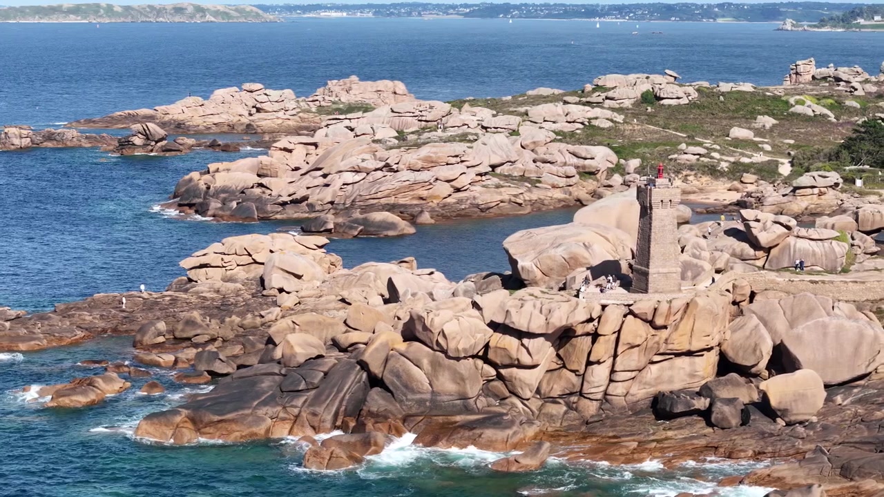 Ploumanach Deniz Feneri, Pembe Granit Sahili, Bretonya, Fransa, drone havadan görünüm