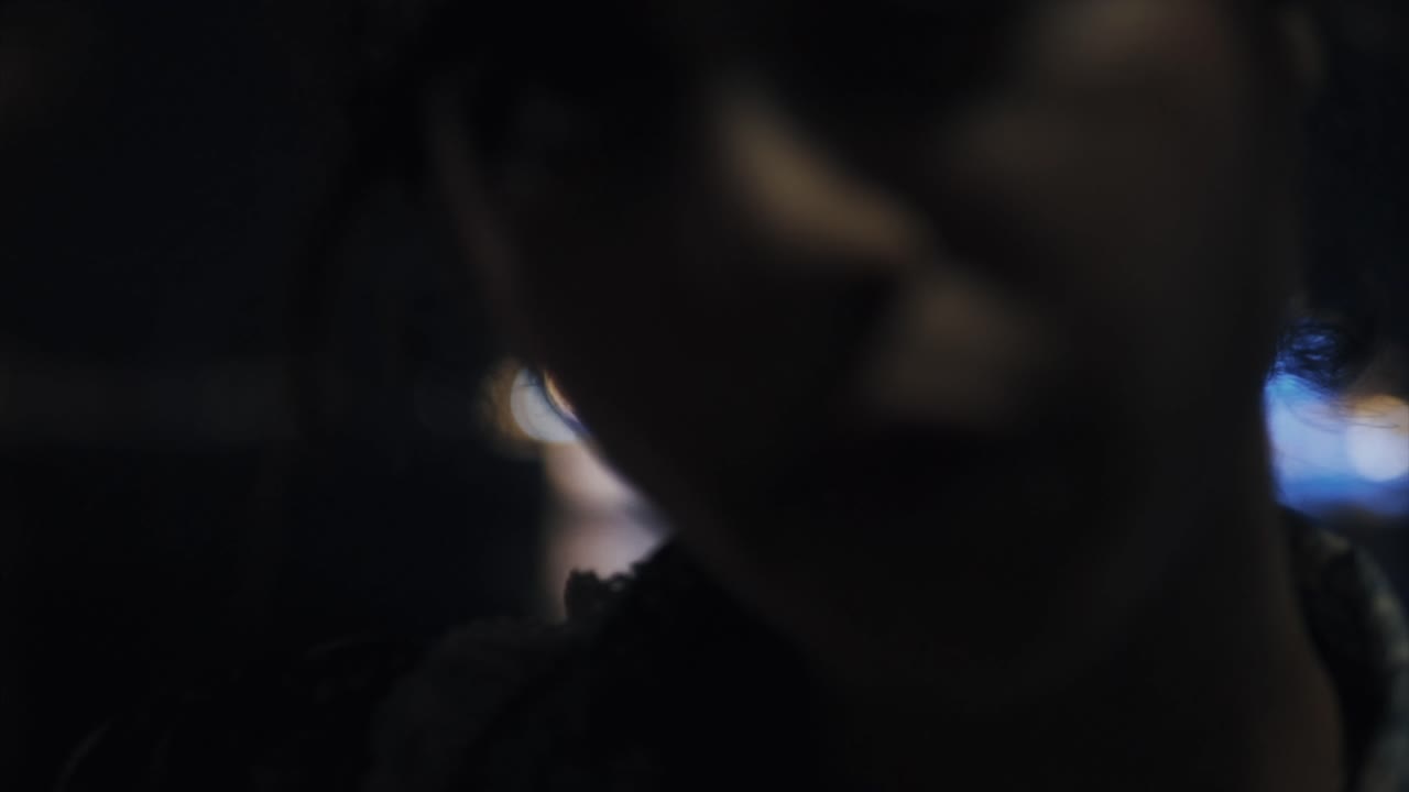 인도 소녀 는 머리카락 을 머리 에서 느린 움직임 으로 조정 하고 아이스크림 을 먹는다