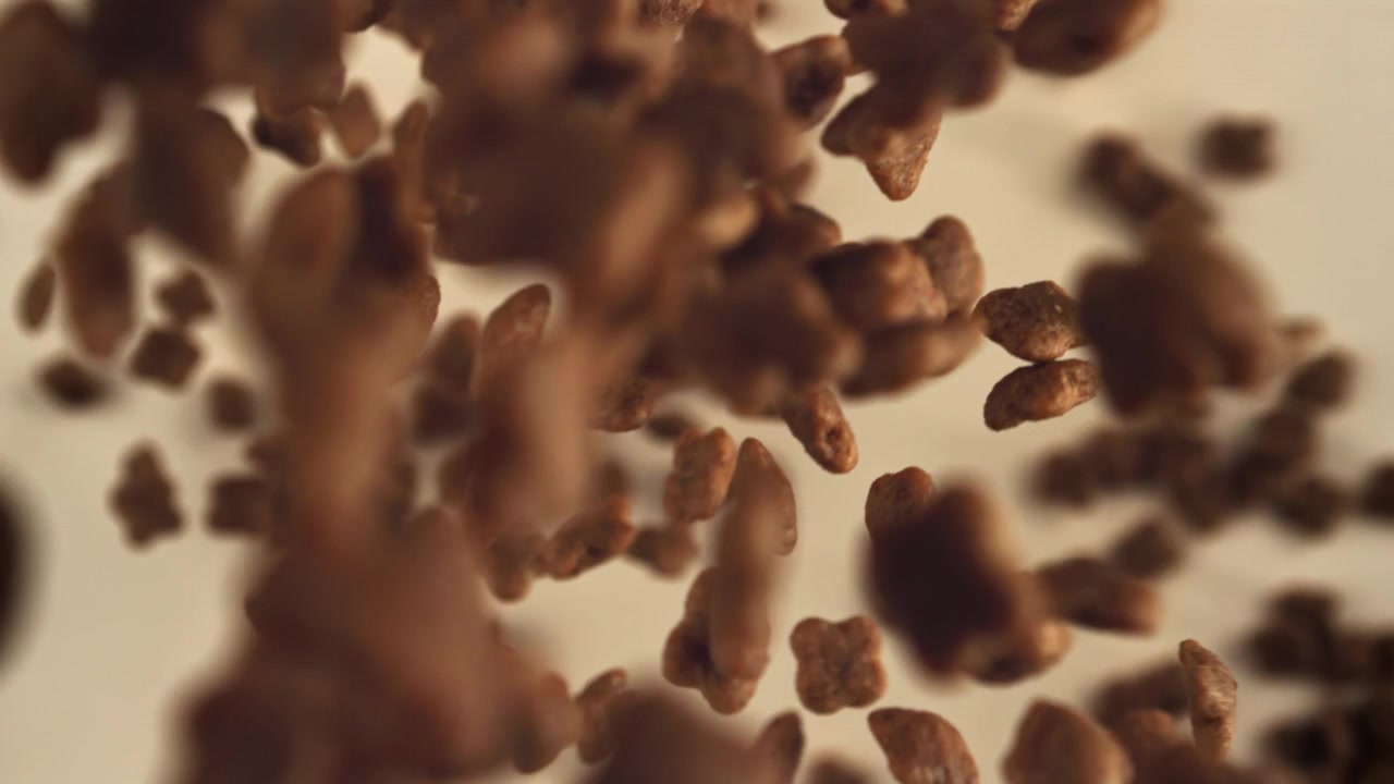 Pezzi di cereali al cioccolato che cadono al rallentatore
