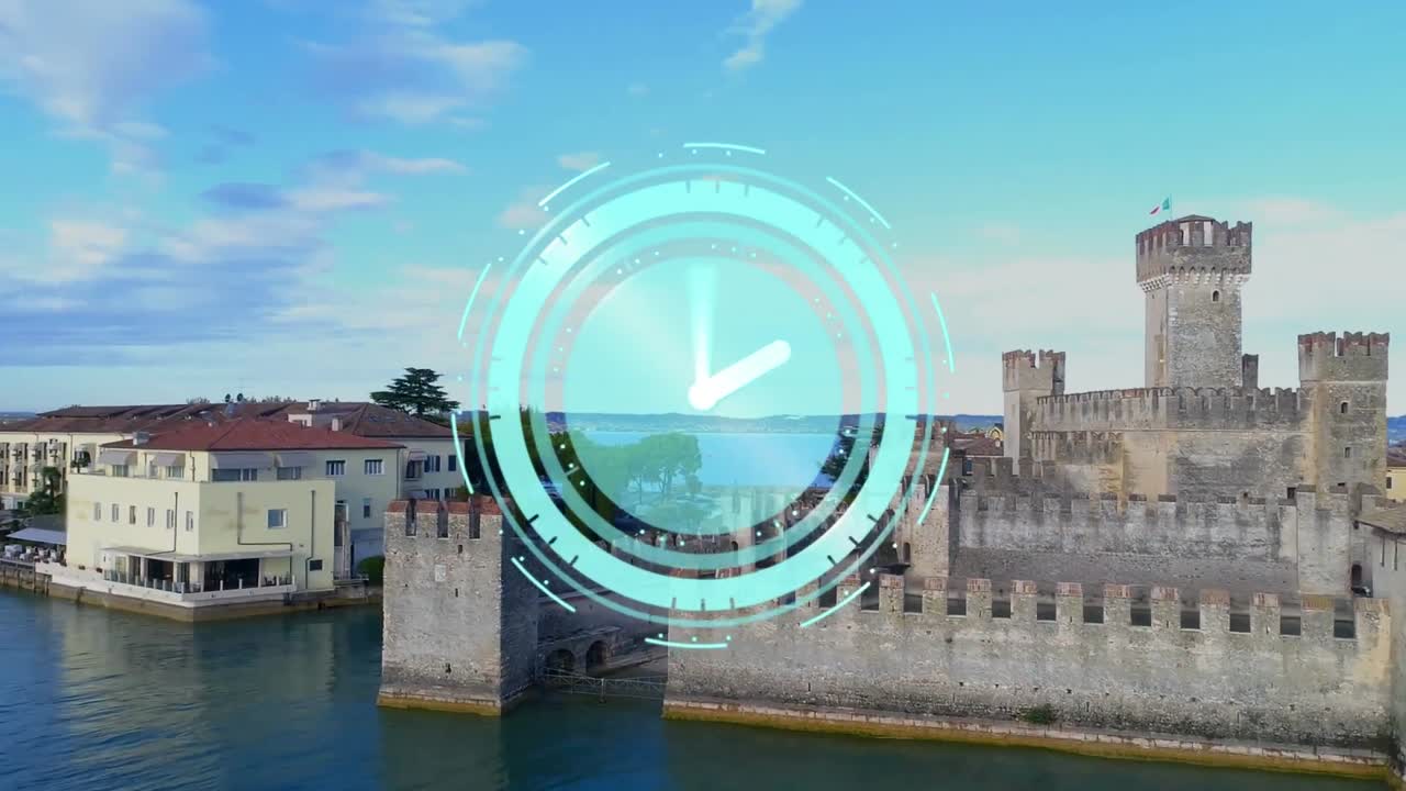 animación de manecillas giratorias en el reloj sobre el antiguo castillo y la costa