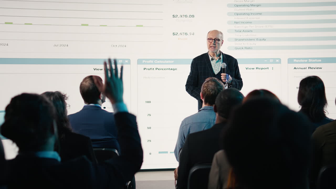 Imprenditore senior che avvia una presentazione in una business conference