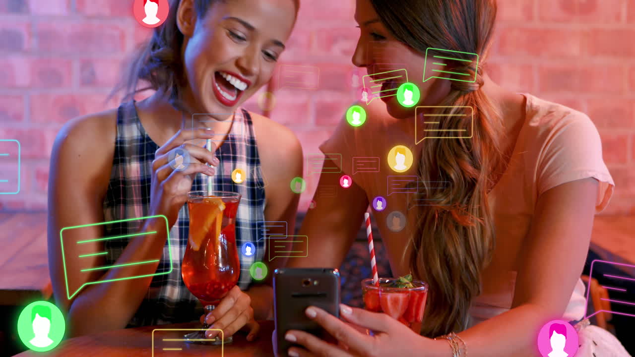 animación de iconos de los medios sobre felices amigas caucásicas con bebidas