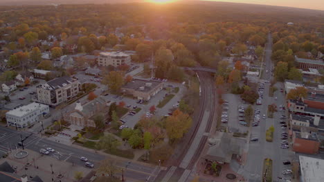 Antena-De-Vías-De-Tren-Y-Estación-De-Tren-En-Kirkwood,-Missouri-Al-Atardecer-En-Otoño-Con-Descenso