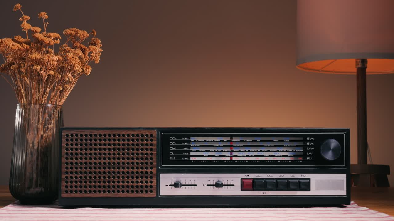 Old Retro AM FM Radio with tubes, Hand Changing stations , bulb vintage music player.